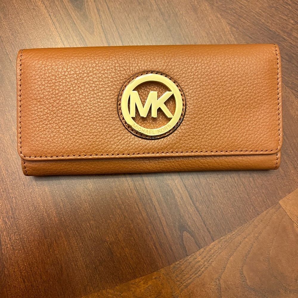 NEW MICHAEL KORS WALLET